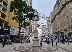 A Roda Gigante da Praça Osório foi um dos pontos fiscalizados pelo Crea-PR em Curitiba; fiscalização ocorreu no dia 20 de novembro (Crédito: Divulgação)