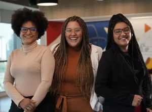 (Tuanny, trainee People; Juliana, Trainee EHS e Rita, Trainee Vendas/Foto: Felipe Murgas)