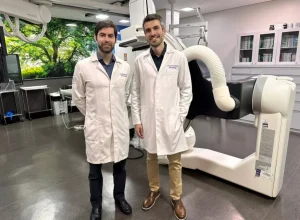Foto: Dr João Brustulin e Dr Gustavo Galli da equipe de eletrofisiologia