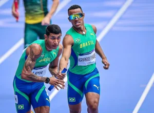 Douglas Hernandes faz a passagem para Matheus Lima. Foto: Wander Roberto/COB