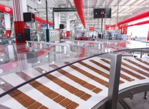 A quarta linha de produção de KitKat, na fábrica de Caçapava (SP), foi projetada para operar conectada com a nova rede privativa 5G. | Crédito: Germano Luders