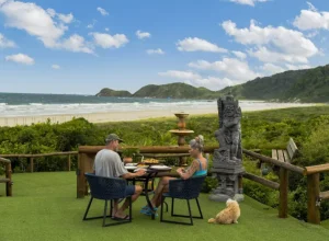 Turistas na Ilha do Mel, em Paranaguá, litoral paranaense (Foto: Sebrae Embratur/Divulgação)