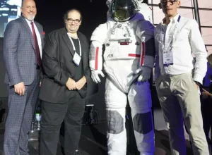 Foto: Presidente da Axion - Matt Ondler, Sérgio Sacani e Welliton Girotto durante o evento