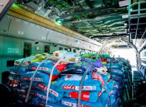 A aeronave KC-390 Millennium foi carregada com 20 toneladas de ração para pets - Foto: Cláudio Kbene/PR