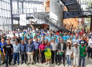 Lideranças e integrantes das instituições ao lado de catadores autônomos no lançamento do programa no Memorial de Curitiba. Foto: Pedro Ribas/SECOM.
