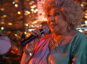 Cantora Alcione - homenageada do Camarote RioExxperience 2024