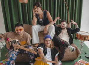 Na foto, a banda Restart, da esquerda para direita, Koba, em cima, Pe Lu, Thomas e Pe Lanza. Crédito: Rodrigo Takeshi.