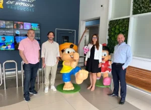 Rodrigo Paiva, diretor de licenciamento da Mauricio de Sousa Produções (à esq.), Marcos Saraiva, diretor executivo da Mauricio de Sousa Produções, Daniella Escocard, gerente de comunicação corporativa da Viação Águia Branca e Roner Chieppe, superintendente da Viação Águia Branca. Crédito: divulgação.