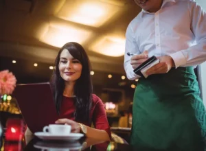 Número de bares e restaurantes operando em prejuízo no Brasil cresceu 5% segundo pesquisa da Abrasel. Foto: FreePik