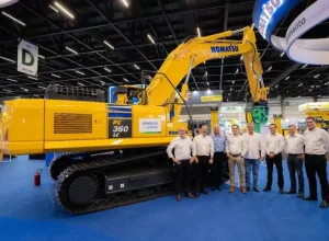 Da esq.p/dir.: Christian Garcia, diretor de Comunicação e Marketing da Armac; Guilherme Santos, presidente & CEO da Komatsu Brasil International Ltda. (KBI), que congrega as divisões de Equipamentos de Construção e Mineração da empresa; Paulo Torres, diretor de Vendas e Marketing da Divisão de Equipamentos de Construção da Komatsu; Fernando Aragão, CEO da Armac; José Aragão, fundador da Armac; Antônio Clemente, diretor de Operações da Armac; Luciano Rocha, vice-presidente comercial da Armac; e Jeferson Biaggi, novo presidente da unidade fabril da Kamatsu no Brasil (KDB), instalada em Suzano (SP)