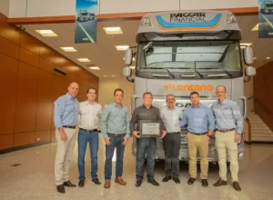 Na imagem, da esquerda para a direita, estão: Luis Gambim, Diretor Comercial DAF Caminhões; Luiz Gustavo Dall’Agnol, Diretor Financeiro Grupo Lontano; Leonardo Dall’Agnol, Diretor Grupo Lontano; Airton Dall’Agnol, Presidente Grupo Lontano; Evaldo Lelis, Presidente da DAF Caoibá; Antenor Frasson Jr, Diretor Geral PACCAR Parts; Anderson Haiducki, Diretor Geral PACCAR Financial.