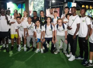 Jovens ligados a projetos da CUFA France em Gennevilliers e Saint-Ouen, na Grande Paris, visitam a Casa Brasil (Foto: Marcio Menasce/Embratur)