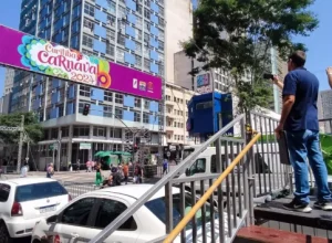 Profissional do Crea-PR realizando a fiscalização da estrutura do Carnaval em Curitiba (Foto: Divulgação)