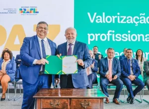 Recursos para prevenir violência nas escolas, repasses para segurança nos estados e municípios, medidas para um controle responsável de armas, edital para projetos culturais em áreas em vulnerabilidade social, um plano de ações para a Amazônia e projetos de lei para ampliar penas para quem pratica crimes em escolas e contra o Estado Democrático de Direito. O Governo Federal lançou nesta sexta-feira, 21/7, em Brasília (DF), o Programa de Ação na Segurança (PAS), um amplo pacote voltado para segurança pública a ser efetivado em parceria com estados e municípios. O ministro da Justiça e Segurança Pública, Flávio Dino, e o presidente da República, Luiz Inácio Lula da Silva, detalharam as medidas em um evento no Palácio do Planalto. » Íntegra do pronunciamento do presidente Lula » Fotos em alta resolução (Flickr) "Esse ato de hoje é um dos compromissos de fazer o Brasil voltar à normalidade retirada nos últimos seis anos, fazendo as coisas funcionarem como têm que ser", afirmou o presidente Lula. "O que a gente sabe é que a gente precisa de união. Queremos o Governo Federal presente no tema da segurança. Não apropriar as competências estaduais, mas ajudar", completou o ministro Flávio Dino. INVESTIMENTOS — Um dos blocos de ações é marcado por investimentos federais. Nele estão combinados o reforço ao Fundo Nacional de Segurança Pública (FNSP) a estados e Distrito Federal. São mais de R＄ 1 bilhão com repasse a partir de agosto. A ação também passa pela assinatura do Plano Amazônia, com R＄ 2 bilhões para combater crimes ambientais e conexos em estados da Amazônia Legal. Os investimentos alcançam, ainda, R＄ 170 milhões para o Escola Segura, beneficiando 24 estados e 132 municípios que tiveram projetos aprovados no edital do programa. E uma seleção de projetos culturais no âmbito do Programa Nacional de Segurança Pública com Cidadania (Pronasci 2), destinando R＄ 30 milhões a 163 municípios prioritários. Infográfico1 | Recursos e medidas anunciadas no lançamento do PAS | Fonte: MJSP PARANÁ — Entre o Fundo Nacional de Segurança Pública (FNSP) e o edital do programa Escola Segura, o Paraná vai receber um repasse de R＄ 51,1 milhões do Governo Federal. A fatia do Fundo Nacional de Segurança Pública destinada ao estado é de R＄ 38,9 milhões, o que corresponde a 3,86% do valor total do FNSP. A previsão é de que metade desse valor seja repassada em agosto e o restante até o fim de 2023. No edital Escola Segura, o Paraná vai receber R＄ 12,1 milhões para investimento em ações de prevenção, rondas, qualificação de profissionais da área de segurança, pesquisas e monitoramento cibernético. São R＄ 2,93 milhões para o Governo do Estado e o restante para 13 municípios paranaenses tiveram projetos aprovados no edital do Ministério da Justiça e vão receber um total de R＄ 9,65 milhões para aplicação direta nessa área. O maior repasse está previsto para Toledo (R＄ 988,8 mil). Os outros municípios contemplados no estado são Londrina (R＄ 988,3 mil), Curitiba (R＄ 982,6 mil), Campo Largo (R＄ 980 mil), Maringá (R＄ 972 mil), Foz do Iguaçu (R＄ 891,1 mil), Matinhos (R＄ 759,2 mil), Sarandi (R＄ 731,8 mil), Campina Grande do Sul (R＄ 467,3 mil), Quatro Barras (R＄ 467,3 mil), São José dos Pinhais (R＄ 432,18 mil), Arapongas (R＄ 399 mil) e Mauá da Serra (R＄ 205 mil). Adicionalmente, o Paraná tem 11 municípios entre os 163 listados como prioritários para projetos de Cultura no contexto do Programa Nacional de Segurança Pública com Cidadania, o Pronasci 2. São eles Almirante Tamandaré, Campo Largo, Cascavel, Colombo, Curitiba, Foz do Iguaçu, Londrina, Paranaguá, Piraquara, Ponta Grossa e São José dos Pinhais. LEGISLAÇÃO — O PAS ainda reúne iniciativas relacionadas à alteração de normas legais, a principal delas o decreto sobre controle responsável de armas. A nova legislação se organiza em sete eixos: redução da quantidade de armas e munições acessíveis a civis; distinção entre armas acessíveis a cidadãos e as de uso dos órgãos de segurança; fim do porte de trânsito municiado para caçadores, atiradores e colecionadores; restrição às entidades de tiro desportivo; reforço ao caráter excepcional da caça; redução da validade dos registros de armas de fogo; e transferência de competências à Polícia Federal sobre atividades de caráter civil envolvendo armas (confira arte). O presidente Lula e o ministro Dino também assinaram portaria que autoriza a instalação de cinco novos Grupos de Investigações Sensíveis (GISEs) – nos estados do Acre, Amazonas, Pará, Ceará e Santa Catarina – e a instalação de 15 novas Forças Integradas de Combate ao Crime Organizado (FICCOs). Com a medida, 20 Unidades da Federação passam a contar com GISE e todas as UFs dispõem de FICCO. VIOLÊNCIA CONTRA ESCOLAS — No pacote de ações está o Projeto de Lei que torna crime hediondo a violência contra escolas. A proposta foi sugerida pelas famílias vitimadas pelo ataque à creche Cantinho Bom Pastor, em Blumenau (SC), e altera o Código de Processo Penal para prever nova espécie de homicídio qualificado: o cometido no interior de instituições de ensino, com pena de reclusão de 12 a 30 anos. DEMOCRACIA — Dois outros projetos de Lei estão combinados em um “Pacote da Democracia”. O primeiro autoriza a apreensão de bens, bloqueio de contas bancárias e de ativos financeiros nos casos de crimes contra o Estado Democrático de Direito. Um novo projeto de Lei aumenta as penas para crimes cometidos contra o Estado Democrático de Direito, prevendo reclusão de 6 a 12 anos para quem organizar ou liderar movimentos antidemocráticos; de 8 a 20 anos para quem financiar esses movimentos; de 6 a 12 anos (mais pena correspondente à violência) para crimes que atentem contra a integridade física dos líderes dos Três Poderes; e de 20 a 40 anos para crimes que atentem contra a vida dessas autoridades. Fonte: Secretaria de Comunicação da Presidência da República