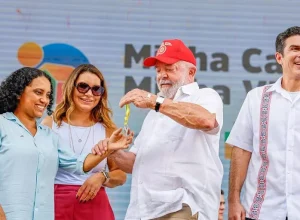 Michele de Araújo recebeu as chaves de casa das mãos do presidente Lula - Foto: Ricardo Stuckert (PR)