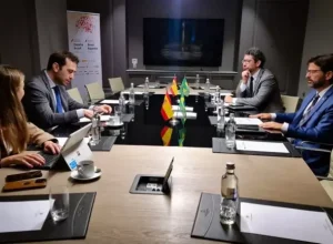 Reunião do secretário de Negócios Internacionais, Lucas Ferraz (à direita) com o ministro espanhol das Finanças, Carlos Cuerpo (à esquerda)
