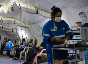 Atendimento de voluntários da Força Nacional do SUS no Hospital de Campanha de Porto Alegre - Foto: João Vitor Moura/MS