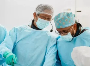 Prof. Chang Shu durante cirurgia para tratamento de aneurisma de aorta abdominal no São Luiz Osasco - Foto divulgação.