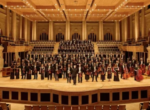 A Osesp e o Coro da Osesp com o maestro Thierry Fischer, no palco da Sala São Paulo (Foto: Mario Daiola)