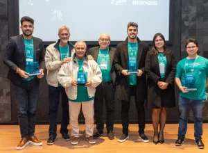 Da esquerda para direita: Antonio Ruyz - presidente do SINTROPAR; Eduardo Rebuzzi - Presidente da NTC&Logística; Cel. Sérgio Malucelli - Presidente da FRETRANSPAR; Silvio Kasnodzei - Presidente do SETCEPAR; André Rufato - Sócio Administrador da Rufato transportes; Aline Maicrovicz - Superintendente do FOZTRANS; Alexandre Loureiro Aliski - Coordenador da COMJOVEM Curitiba