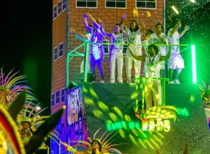 Pedro Barros desfilou ao lado da família e amigos skatista, como as atletas olímpicas Yndiara Asp e Isadora Pacheco. Créditos: Hermínio Nunes