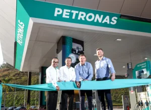 Badrul Hisham Mahmud, Gerente Geral de Licenciamento e Soluções de Marcas de Varejo da PETRONAS; Ahmad Adly Alias, Vice-Presidente de Refining, Trading and Marketing da PETRONAS; Neco Argenta, Presidente do Grupo Argenta; Diego Argenta, Diretor Superintendente do Grupo Argenta