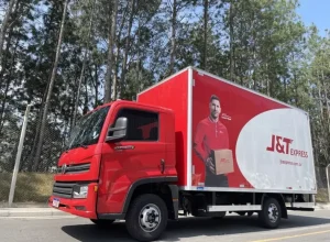 A J&T Express, empresa global de serviços logísticos integrados, realizou o envelopamento de toda a sua frota com a imagem do craque Lionel Messi, embaixador mundial da transportadora desde o ano de 2022. A ideia é que, até o fim do segundo semestre, todos os veículos da empresa ao redor do mundo já estejam estampados com a figura do atleta, eleito sete vezes como o melhor jogador do mundo pela FIFA. Messi também protagoniza a campanha da transportadora para o mercado brasileiro, baseada na tagline “Diferente dos iguais”. Criada internamente pela empresa, a ação procurou evidenciar a complementaridade entre os perfis da J&T Express e do astro do futebol, durante o evento voltado ao mercado e-commerce, enfatizando a parceria cultivada entre o jogador e a companhia de logística, baseada na confiança mútua, valores compartilhados e objetivos comuns. “Procuramos destacar uma visão de trabalho em equipe, excelência e inovação que acreditamos ser compartilhada tanto por atletas de altíssimo nível, como Messi, quanto pelos profissionais que estão à frente das atividades da J&T. Somos uma empresa inovadora, pioneira e referência em nosso setor, assim como Messi é um verdadeiro ícone do esporte, capaz de se destacar tanto dentro de campo quanto nas demais frentes do mercado do futebol”, destaca Andy Wang, CEO da J&T Express Brasil. Sobre a J&T Express Fundada em 2015, a J&T Express é uma empresa global de serviços logísticos que atua em diversos campos, incluindo entrega expressa, armazenamento e cadeia de suprimentos a nível nacional e internacional. Está presente em 13 países, incluindo Indonésia, Vietnã, Malásia, Filipinas, Tailândia, Camboja, Cingapura, China, Arábia Saudita, Emirados Árabes Unidos, México, Brasil e Egito. Com uma infraestrutura de alta tecnologia digital e soluções altamente confiáveis, segue comprometida em fornecer aos clientes a melhor experiência em logística, como parte de sua estratégia global, conectando a todos com eficiência e qualidade. Redes Sociais LinkedIn: @jtexpressbrasil | Facebook: @jtexpress.brasil | Instagram: @jtexpress.brasil | TikTok: @jtexpressbr | Twitter: @jtexpressbrasil