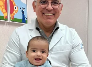 Após a cirurgia, João recebeu o "certificado de coragem" - (Foto: Dr. Alexandre Canheu)
