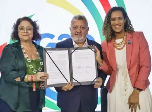 No centro, o presidente da CAIXA, Carlos Vieira. À esquerda, a vice-presidente de Habitação do banco, Inês Magalhães, e à direita, a ministra da Igualdade Racial, Anielle Franco
