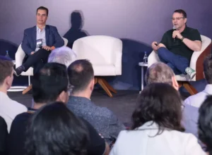 Paulo Solmucci, presidente-executivo da Abrasel, e Edu Neves, CEO do Reclame Aqui, durante painel "Experiência do consumidor: ponto fundamental para alavancar seu negócio". Imagem: Edgar Mafra