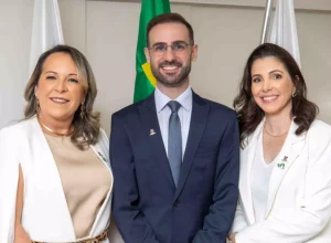 Da esquerda para a direita estão Jannaína Ferreira de Melo Vasco; Raphael Sahd, presidente da comissão Eleitoral do CFBM e Daiane Pereira Camacho