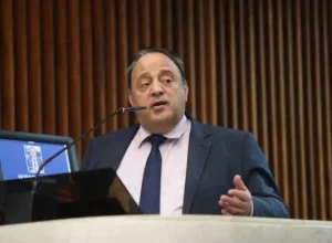 “Sempre afirmei que o Governo Ratinho Junior tratava o assunto pedágio com muita seriedade para, em primeiro lugar, encerrar definitivamente os antigos contratos, que custaram vidas e o desenvolvimento do Paraná por quase 25 anos. E, num segundo momento, para garantir que o novo modelo fosse licitado com transparência na Bolsa, oferecesse tarifas mais baixas e assegurasse a realização de obras. E as expectativas se confirmaram hoje”, afirmou Hussein Bakri.. Créditos: Orlando Kissner/Alep