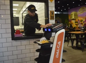 Robô de serviços Beto, adquirido pela hamburgueria Stacey. Crédito Alessandro Manzoni, Exata Comunicação