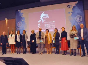 Todas as homenageadas com o prêmio Enedia Marques, durante a revelação, na noite de segunda-feira (Foto: Francisco Martins Netto)