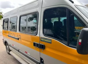 Familiares e responsáveis por crianças e adolescentes precisam conferir junto às autoridades de trânsito se os veículos de transporte escolar passaram por inspeção veicular, como exige a legislação. Divulgação/Estilo Editorial Comunicação