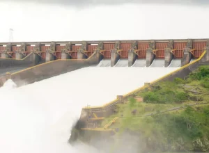 Foto 2: Vertedouro aberto. Foto: Sara Cheida/Itaipu Binacional