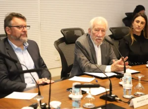 A agência paranaense do Banco Regional de Desenvolvimento do Extremo Sul (BRDE) vai selecionar startups que tragam soluções para empresas nas áreas de Inovação Verde e Equidade. O governador em exercício Darci Piana e o presidente do BRDE, Wilson Bley Lipski, lançaram nesta segunda-feira (8) o edital da quarta edição do BRDE Labs PR, programa que busca acelerar o ambiente de inovação no Estado e em toda a região Sul. Foto: Ari Dias/AEN