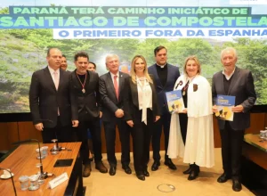 O governador, o chanceler da Ordem Santiago de Compostela e o padre Gianny Gracioso Bento, com o plano diretor do caminho. FOTO ARI DIAS-AEN