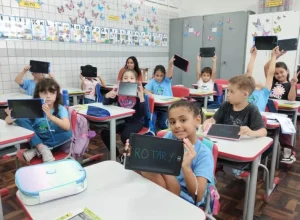 Com o apoio do Fundo Júlio Moreira, o Rotary Club de Pinhais realizou a doação de 130 lousas mágicas para auxiliar no processo de alfabetização dos alunos do 1º, 2º e 3º ano da Escola Municipal José B