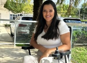 Bruna Marsanovic, cadeirante que superou a situação de violência doméstica e hoje tem uma vida independente e ativa com a ajuda de uma cadeira de rodas motorizada. Créditos: Divulgação/Ottobock.