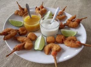 Cabana Bar - Camarão dois queijos: Porção com 8 mini espetinhos de camarão com provolone e pimenta biquinho, servidos com molho gorgonzola e geleia de abacaxi com manga. Crédito da foto: Marta Souza