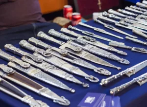 Mais de mil tipos de facas, peças raras e históricas serão exibidas na feira de cutelaria que acontece nos dias 05 e 06 de julho, em CuritibaCrédito das fotos
Paulo Turossi