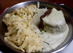 Mignon Gorgonzola. Menu Premium - R$ 109,00 (almoço) e R$149,00 (jantar) - Rua João Manoel, 197 São Francisco (41) 99790-8869. @restauranteasacristia