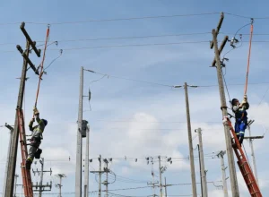Eletricistas_treinam_trabalho_em_altura
