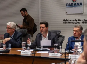 Governador anuncia medidas emergenciais
Foto: Felipe Henschel/AEN