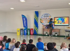 O evento de premiação incluiu palestras sobre saneamento básico, coleta seletiva, os principais inimigos da rede de esgoto, balneabilidade e os impactos do descarte inadequado de resíduos. Divulgação.