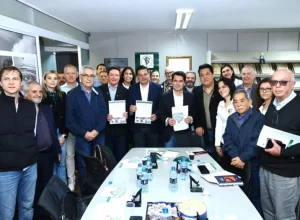 Sandro Alex recebe carta de entidades da Medicina Veterinária e reforça compromisso com sanidade