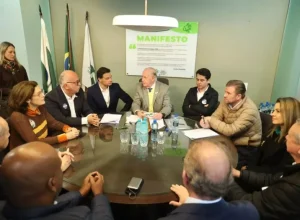 Sandro Alex defende ampliação da Tabela SUS Paraná para cirurgias em encontro na Associação Médica