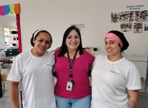 -Ana, a diretora Christiane e Rafaela: muito trabalho para atender 370 crianças, 170 em regime integral
2-Com 15 anos de profissão, Ana quer fazer faculdade de Nutrição