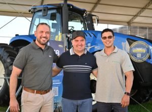 CNH Industrial/Divulgação Marcio Contreras, do Banco CNH Industrial, Wagner Cruvinel e João Guimarães, da Agrotoken